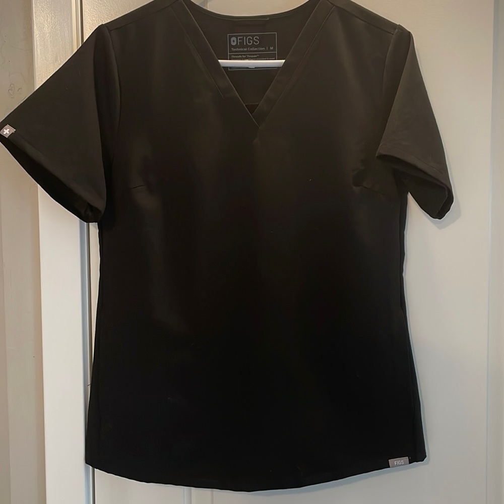 New Figs women’s scrub top